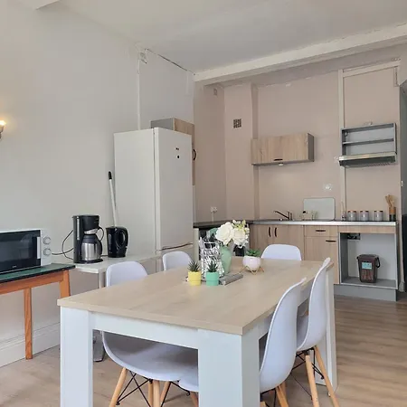 Triple Vue Sur Chateau De - Cuisine Partagee Et Salle De Bain Privative لورد