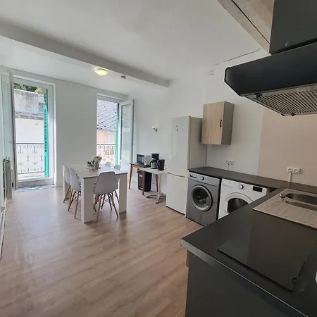 شقة Triple Vue Sur Chateau De - Cuisine Partagee Et Salle De Bain Privative *