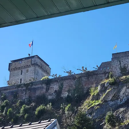 Triple Vue Sur Chateau De - Cuisine Partagee Et Salle De Bain Privative لورد