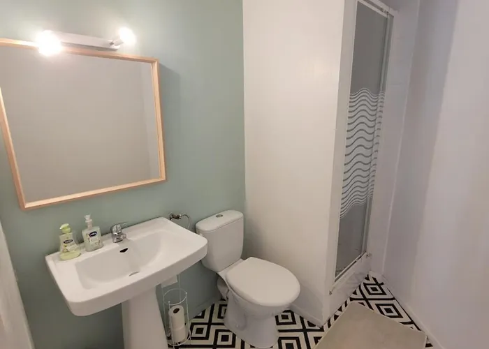 Triple Vue Sur Chateau De - Cuisine Partagee Et Salle De Bain Privative Apartament Lourdes